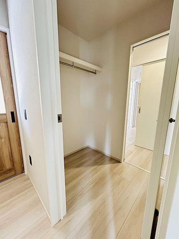 明るい色合いの床とシンプルなデザインが印象的な収納スペースです。奥行きがしっかりと確保されていて使い勝手の良さが感じられます。衣類や小物の収納に便利なハンガーパイプ付きです。