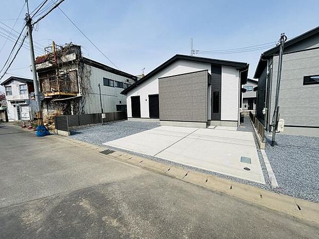 広々とした駐車場スペースが確保されております。前面道路も見通しが良く車の出入りが快適です。家から駐車場までの距離も近く日常の利便性が高い配置です。整った地面で車のお手入れもしやすくなっています。