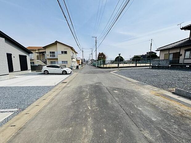 前面道路が広く車の出し入れがしやすい環境です。周囲は住宅が並び周辺施設も確認しやすい立地です。舗装された道路が整備されており日当たりも感じられます。落ち着いた雰囲気が漂うエリアです。