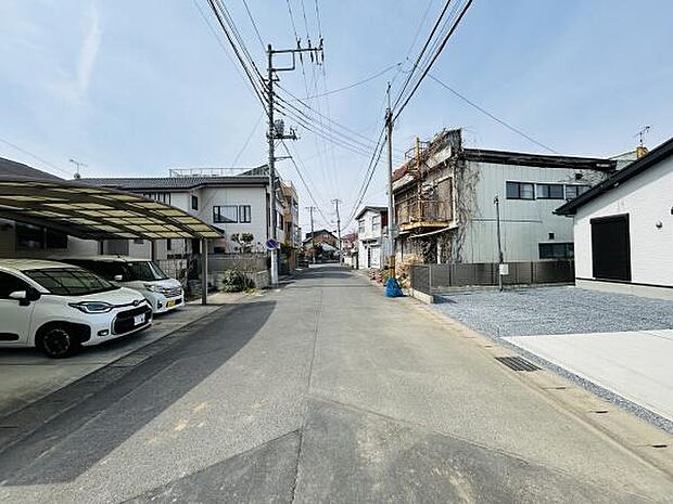 前面道路は幅員があり車の出入りがしやすい印象です。周辺には住宅が整然と並びすっきりとした街並みが広がっています。現地の状況が写真からよくわかり建物や駐車スペースも確認できます。