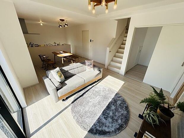 大きな窓から自然光がたっぷり入る明るいリビングです。シンプルな内装で家具の配置もしやすい空間です。床材の色合いが室内を爽やかに演出しています。