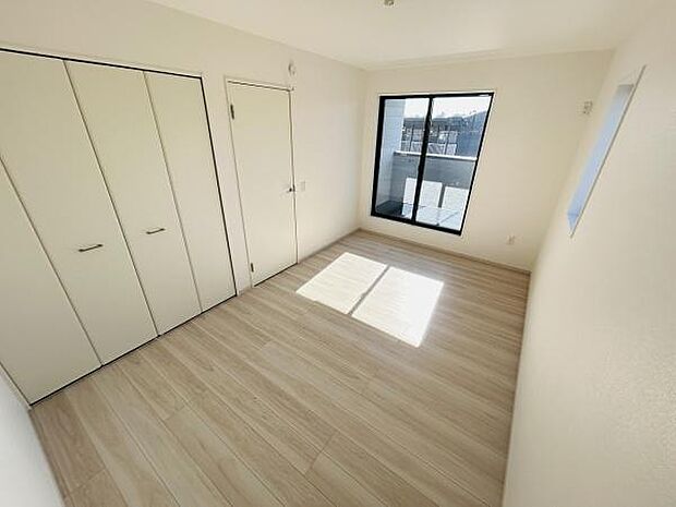 明るい日差しが差し込む子供部屋です。クローゼットが備わっており収納にも便利です。窓が大きく解放感のある空間です。シンプルな内装で様々なインテリアに対応できます。