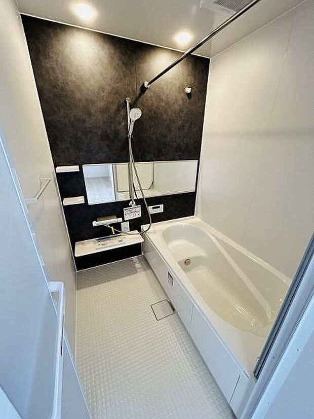 黒を基調とした壁面が引き締まった印象を与えるバスルームです。広々とした浴槽でゆったりとした時間をお過ごしいただけます。照明が明るく浴室内が見渡しやすい設計です。