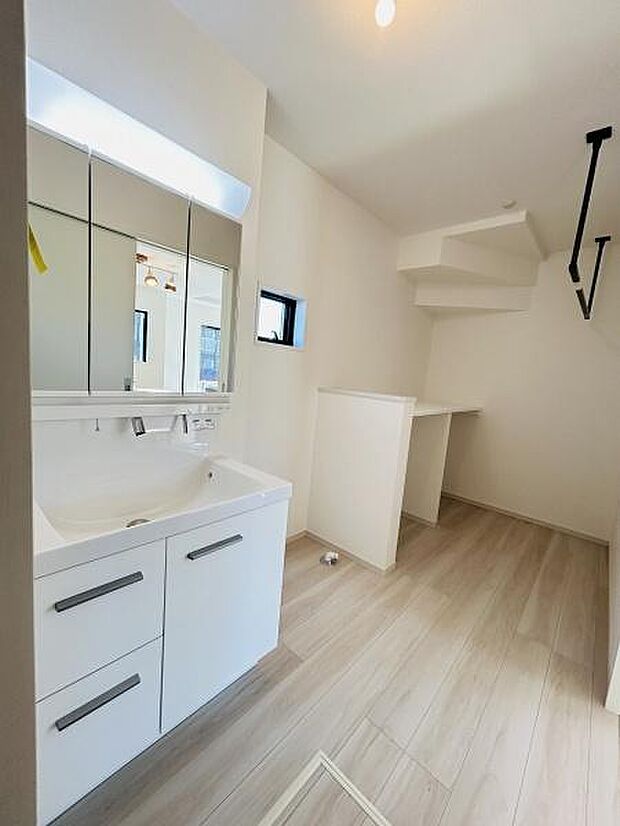 広々とした洗面所は明るく清潔感を感じます。収納スペースも豊富でお手入れしやすい設計です。ミラーキャビネットは利便性に優れ毎日の使いやすさが考慮されています。コンパクトながらもゆとりある空間です。