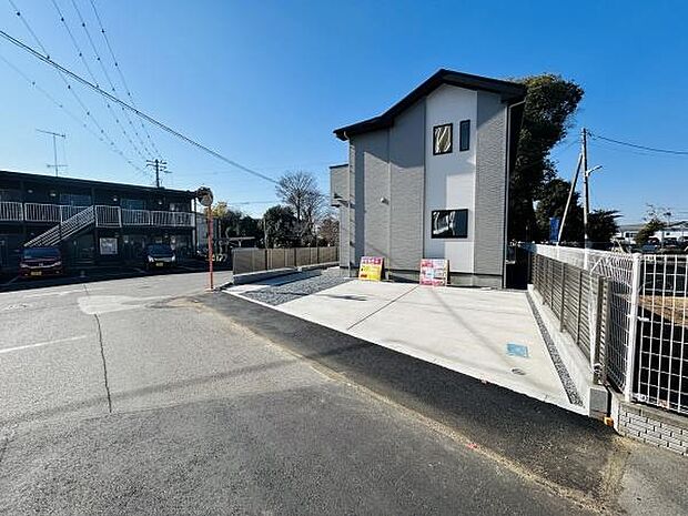 駐車スペースがゆったりと設けられており車の出し入れもスムーズに行えます。前面道路との距離も十分で落ち着いた雰囲気の環境です。舗装された駐車場なのでお手入れも比較的容易です。