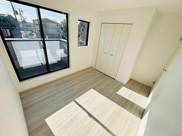 大きな窓から採光がしっかりと確保できる洋室です。床の色味が明るく室内全体が開放的な印象です。収納スペースもありお部屋がすっきりと片付きやすいです。二面採光が明るさをプラスしています。