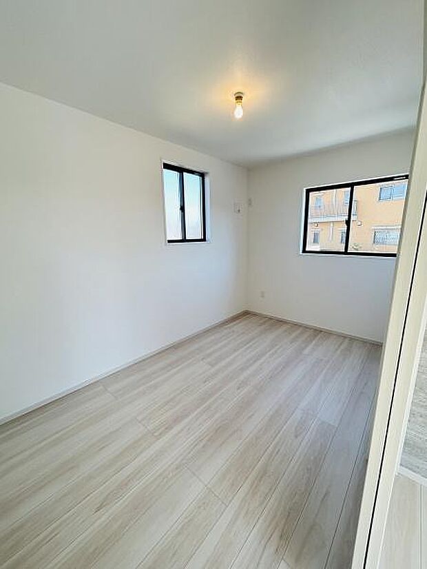 二面採光のため室内が明るく開放的な印象です。シンプルな内装でコーディネートしやすい洋室です。フローリングの色合いが爽やかで清潔感があります。収納スペースも確保しやすい形状となっています。