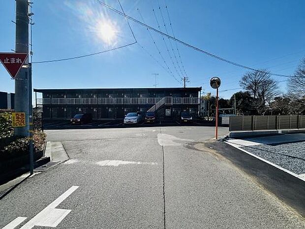 前面道路は広く車の出入りがしやすい印象です。周囲は住宅が並ぶ落ち着いた環境です。視界が開けており明るい雰囲気があります。道路沿いのアクセスもスムーズに感じられます。