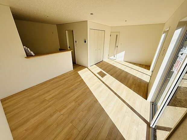 リビングの大きな窓からたっぷりと自然光が入ります。明るい木目調の床が空間を広く見せています。シンプルな内装でインテリアのアレンジがしやすい仕様です。