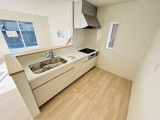 明るく開放感のあるキッチンは清潔感が感じられる内装です。シンクやコンロ周りもゆとりがあり作業効率も高めやすい設計です。窓からの自然光が入りやすく換気もスムーズに行えます。