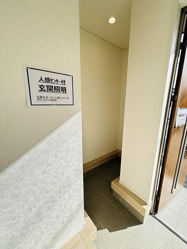 玄関横に便利な収納スペースが配置されています。シンプルなデザインで使いやすいです。段差が少なく出入りもスムーズに行えます。自然光が差し込む明るい空間です。壁際に設置されているため動線を邪魔しません。