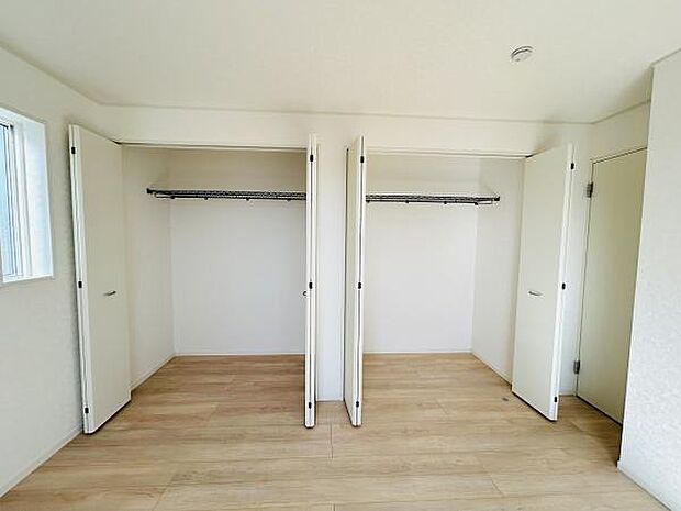 広々とした収納スペースが確保されており衣類や生活用品をすっきりと整理できます。使いやすい両開き扉で出し入れも快適です。シンプルなデザインでお部屋全体になじみやすい収納です。