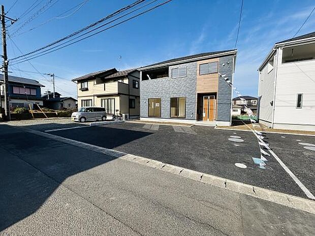 広々とした駐車スペースが確保されており車の出し入れもゆとりを持って行えます。前面道路も見通しが良く駐車場へのアクセスがスムーズです。複数台分の駐車に対応しています。