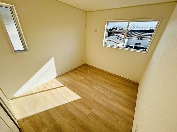 洋室はナチュラルなフローリングが特徴的です。大きな窓から明るい光が差し込み室内が開放的な印象です。壁や天井はシンプルな仕上げで様々なスタイルに合わせやすい洋室です。