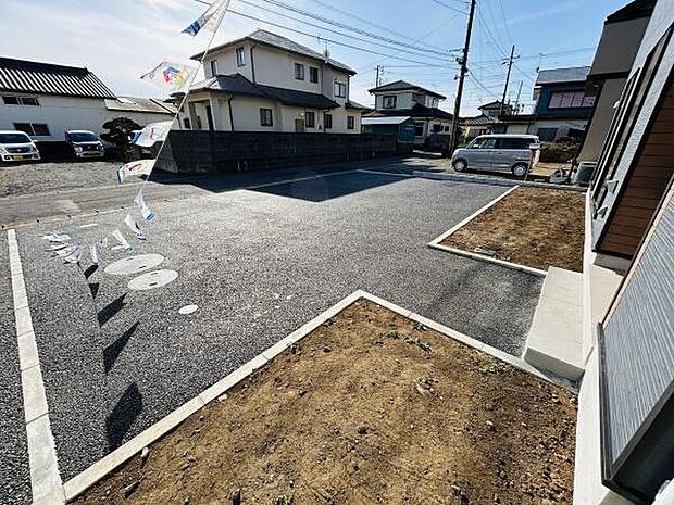 ゆとりあるスペースが魅力の庭です。道路との距離があり開放感を感じられます。日当たりが良く様々な用途に活用しやすい配置です。駐車スペースも広く便利です。玄関までのアプローチもスムーズです。