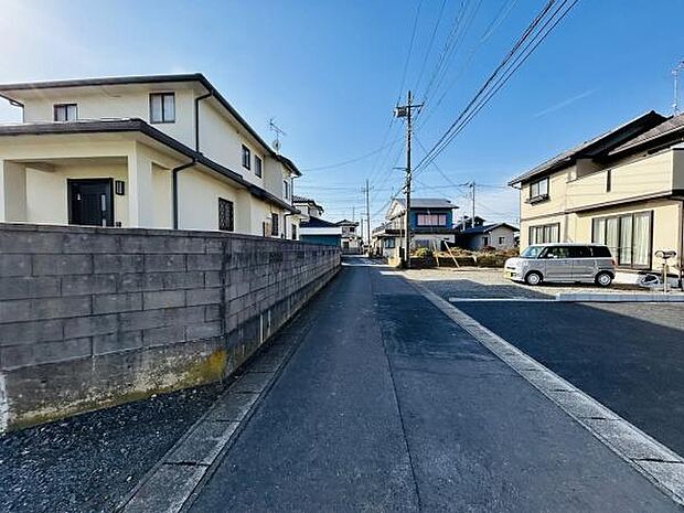 前面道路は幅がしっかり確保され車や自転車の出入りもスムーズに行えます。周囲は落ち着いた住宅地で静かな環境が広がっています。舗装が施された道路が続き移動しやすい状態です。