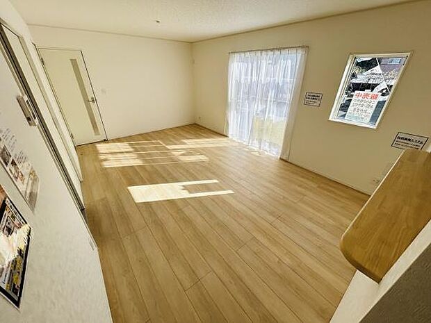 リビングには大きな窓があり明るい陽射しが差し込みます。フローリングが広がり開放感のある空間です。壁や天井もすっきりとした仕上がりでレイアウトがしやすいです。ドアや窓の配置もバランス良く整っています。