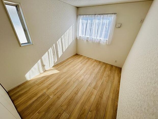 やわらかな日差しが差し込む明るい空間です。床はナチュラルな色合いでお部屋全体が落ち着いた雰囲気です。窓が2方向にあり換気もしやすい造りです。シンプルな内装でアレンジしやすい点も魅力です。