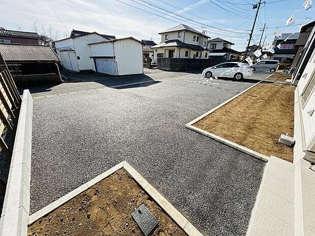 広々とした庭スペースが特徴的です。明るい日差しが差し込み開放感のある雰囲気を楽しめます。敷地内に余裕があり使い勝手の良さを感じさせます。シンプルな外構が使いやすさを引き立てています。