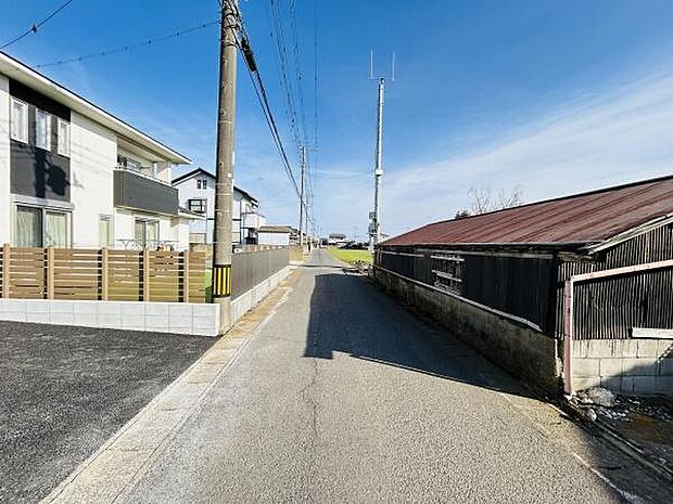 現地前面道路は見通しが良く落ち着いた雰囲気が感じられます。周囲には住宅が整然と並び住宅街ならではの道路環境です。日当たりも良好で空が広がる開放感があります。敷地の出入りもスムーズに行える造りです。