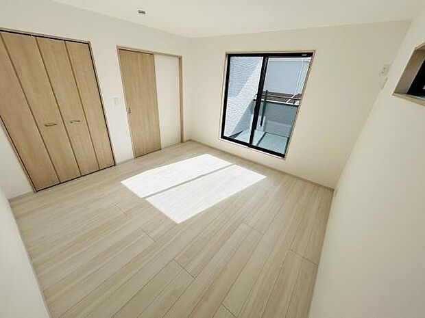 南向きの窓からたっぷりと自然光が入るリビングです。落ち着いた色合いのフローリングが空間をすっきりと見せてくれます。クローゼットが備わっており収納も便利です。