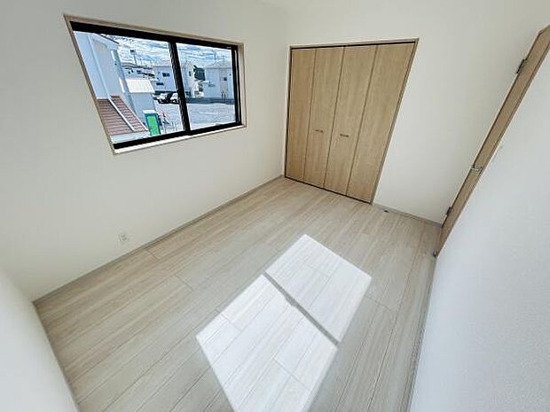 明るい陽射しが差し込む角部屋です。収納スペースも備え付けられておりすっきりとした空間です。木目調のフローリングが落ち着いた雰囲気を演出します。シンプルな内装なのでお好みでアレンジしやすいです。