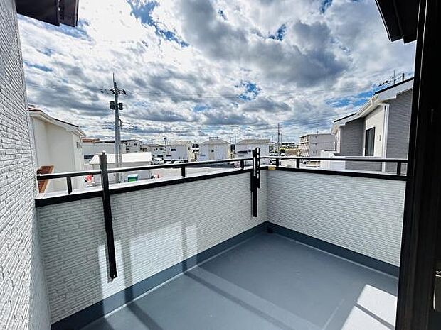 開放感のあるバルコニーは陽当たりが良く晴れた日には心地よい光が差し込みます。周囲の住宅街の景色を眺めることができ空が広く見える点が特徴です。ゆとりのある空間が日常にプラスの価値を与えます。