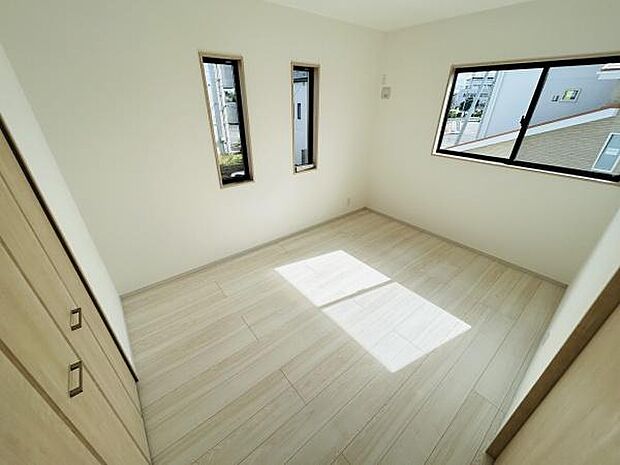 広々とした洋室で二面採光により室内が明るく感じられます。窓から外の景色を楽しむことができます。ナチュラルなフローリングが空間を引き立てています。収納スペースも備わっており使い勝手の良い洋室です。