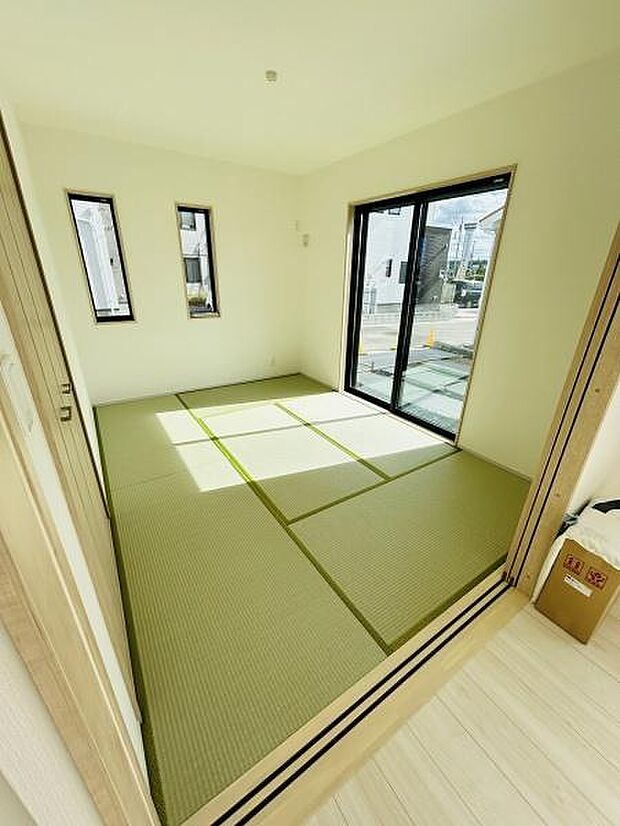 二面に設けられた窓から光がたっぷり差し込む和室です。畳のグリーンが室内を爽やかに彩っています。シンプルな内装で様々な使い方が可能です。開口部が広く開放的な印象を与えます。