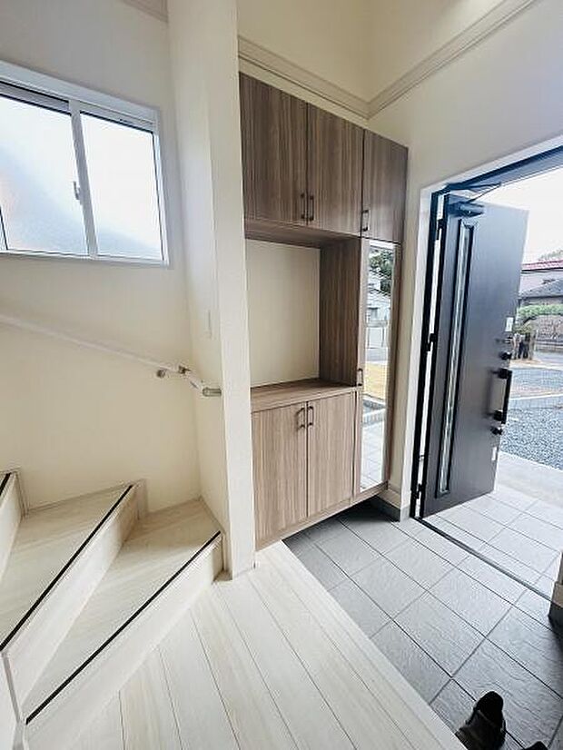 明るい玄関が目を引きます。大型のシューズボックスが設置されています。収納と開放感がバランス良く感じられます。外の光がたっぷり入ってきます。清潔感ある空間です。