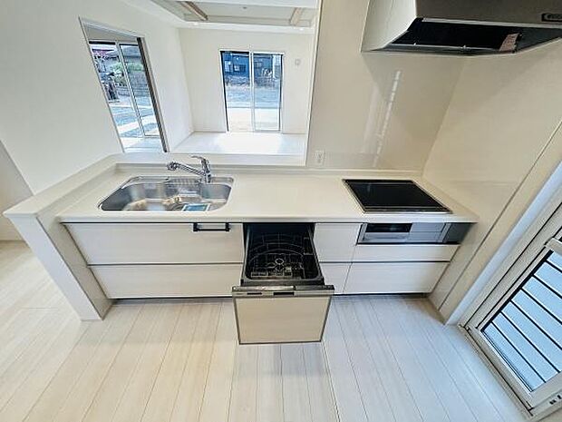 キッチンは清潔感のある明るいデザインで開放感のある空間が広がっています。収納スペースも豊富で作業がしやすく食洗機も備わっています。調理や片付けが効率的に行える設計です。