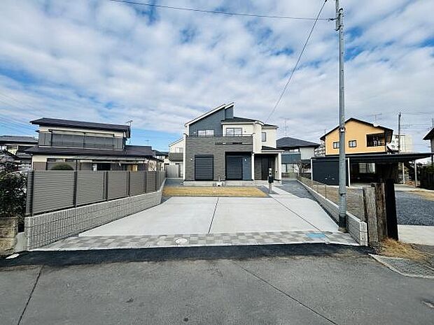 ゆとりあるスペースが確保された駐車場です。コンクリート舗装でお手入れも簡単です。敷地内なので車の出し入れがしやすい環境です。道路から直接アクセスできるのも特徴です。