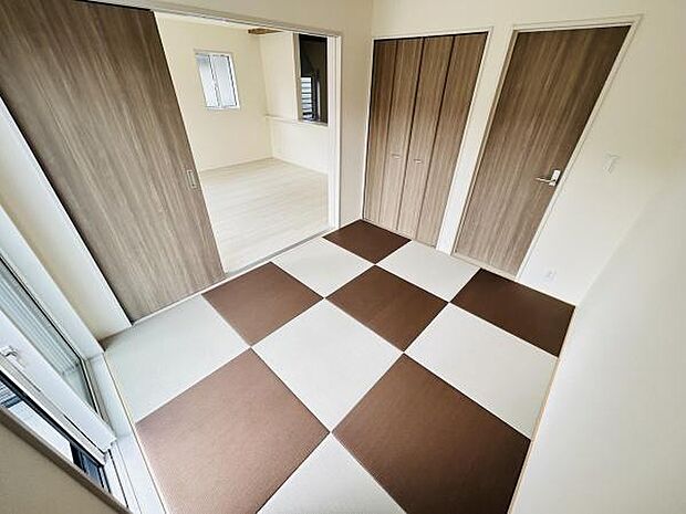市松模様の畳がアクセントになった和室です。引き戸で仕切られた使いやすい空間が魅力です。収納スペースも充実しておりすっきりとお使いいただけます。明るい日差しが差し込む快適な和室です。