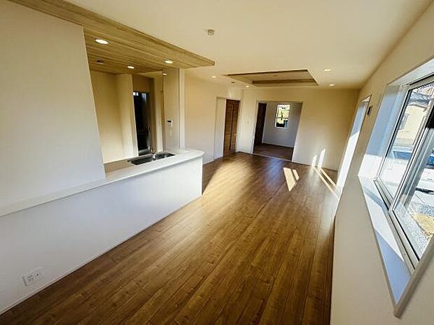 リビングは大きな窓から光が差し込み明るい空間となっています。木目調のフローリングが落ち着いた雰囲気を演出します。開放的なレイアウトで様々なレイアウトが楽しめます。