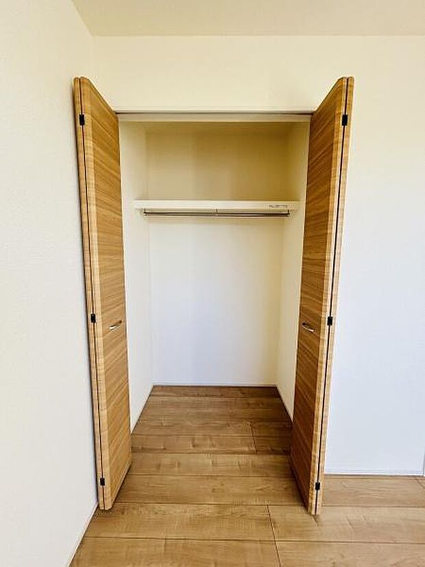 木目調の扉が空間に温かみを感じさせます。奥行きのある収納スペースは使い勝手が良い設計です。シンプルなデザインで室内の雰囲気と調和します。扉の開閉もスムーズです。