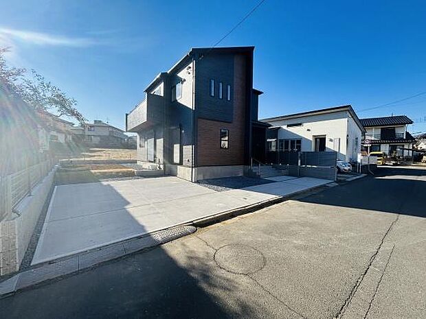 広々とした駐車スペースがあり車の出し入れがしやすい設計です。前面道路も幅がありアクセスしやすい環境です。住宅と一体感のある外観が特徴的です。コンクリート舗装でお手入れも簡単です。