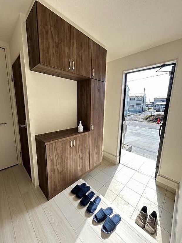 明るい採光が魅力の玄関です。収納力のあるシューズボックスが備わっています。清潔感あるタイルフロアでお手入れも簡単です。広々とした空間設計が印象的です。