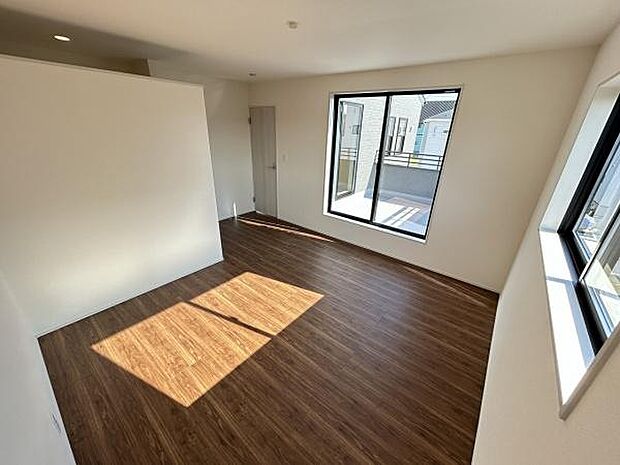 二面採光の窓からたっぷりの日差しが差し込む明るい寝室です。ナチュラルなフローリングが空間を引き締めます。シンプルなレイアウトで家具の配置も自在です。プライベートな空間づくりに適しています。