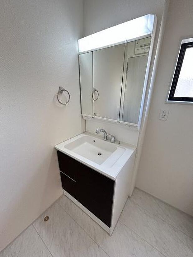 明るい照明付きの洗面台で空間全体がすっきりとした印象です。収納も備わっており日常使いに便利です。清潔感のある仕上がりでお手入れもしやすそうです。窓があるため適度な採光も期待できます。