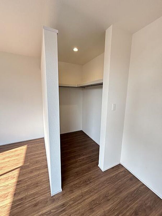 開放感のある収納スペースが室内をすっきりと見せてくれます。シンプルなデザインで使いやすさにも配慮されています。クローゼット内にはハンガーパイプが設置されているため衣類の整理整頓に便利です。