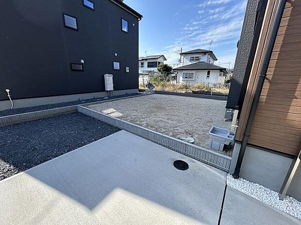 広々とした庭がしっかり確保されており様々な用途に活用できます。シンプルなデザインで清潔感があります。外構に余裕があり居住空間をより豊かに演出します。周囲との距離感もあり開放的な印象です。