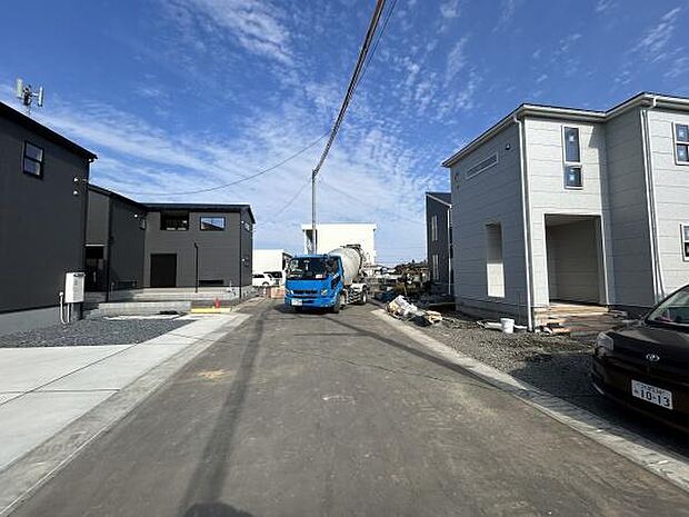 前面道路が幅広く車両の出入りもスムーズに行えます。新築住宅が立ち並び周辺は落ち着いた雰囲気です。整備された道路と清潔感のある街並みが特徴的です。建物間の距離も程よく開放的な空間が広がっています。