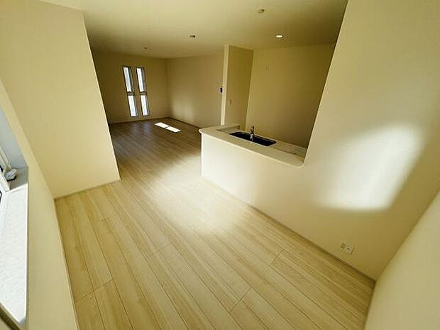 リビングの床は明るい色合いで室内が広々とした印象です。窓が複数あり自然光が入りやすい空間となっています。壁や天井もシンプルなデザインでさまざまなインテリアに合わせやすいです。