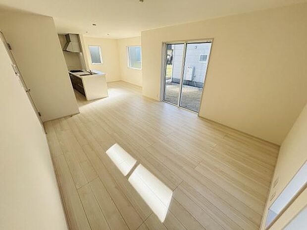 明るい採光が特徴のリビングです。室内は白を基調とした内装で清潔感があります。窓も多く換気がしやすい設計です。キッチンとのつながりもスムーズです。