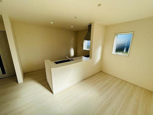 明るい印象のキッチンが広がっています。カウンター仕様で使いやすさも考慮されています。窓があり自然光が入るのも特徴です。全体的に統一感のある内装になっています。