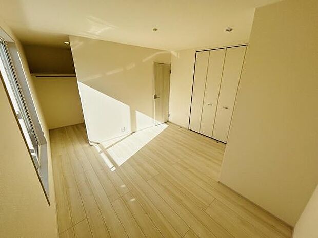明るい光が差し込む寝室です。シンプルなデザインが空間を広く感じさせます。収納スペースも確保されておりすっきりと片付いた環境が維持しやすいです。窓からの日差しが室内全体を爽やかに演出しています。