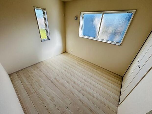 明るい日差しが差し込む子供部屋です。収納スペースも備わり使いやすい間取りです。ナチュラルなフローリングが開放感を演出しています。窓が二面にあり風通しも良好です。シンプルな室内でレイアウトも自由です。