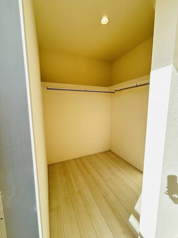 収納スペースが広く設計されているためたっぷりと物を整理できます。明るい色合いの床と壁で清潔感があります。ハンガーパイプが設置されているので衣類の管理も簡単です。