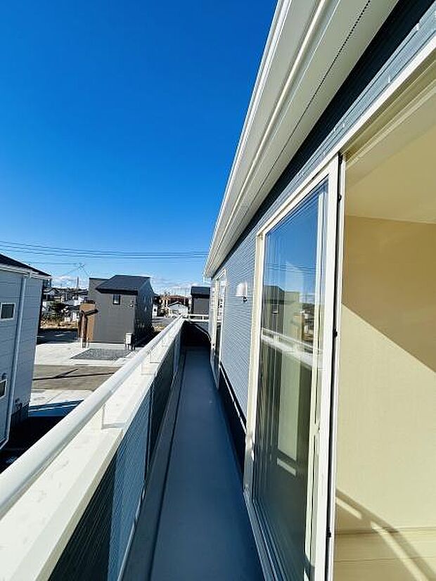 開放感を感じられるバルコニーが特徴です。広々とした空間が確保されており陽当たりも良好です。お部屋からのアクセスも良く使い勝手の良いレイアウトです。周辺の景色も見渡せる点がポイントです。