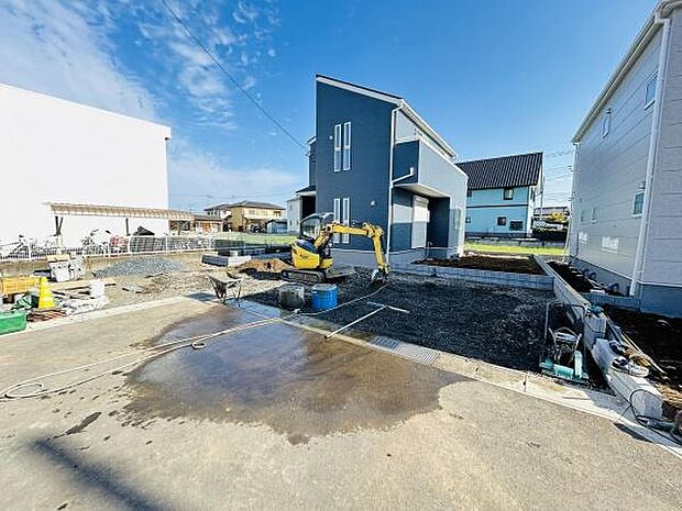 広々とした駐車スペースがあり複数台の車を止めることができます。コンクリート舗装で日々の利用も快適です。周辺にゆとりがあり車の出し入れもスムーズに行えます。